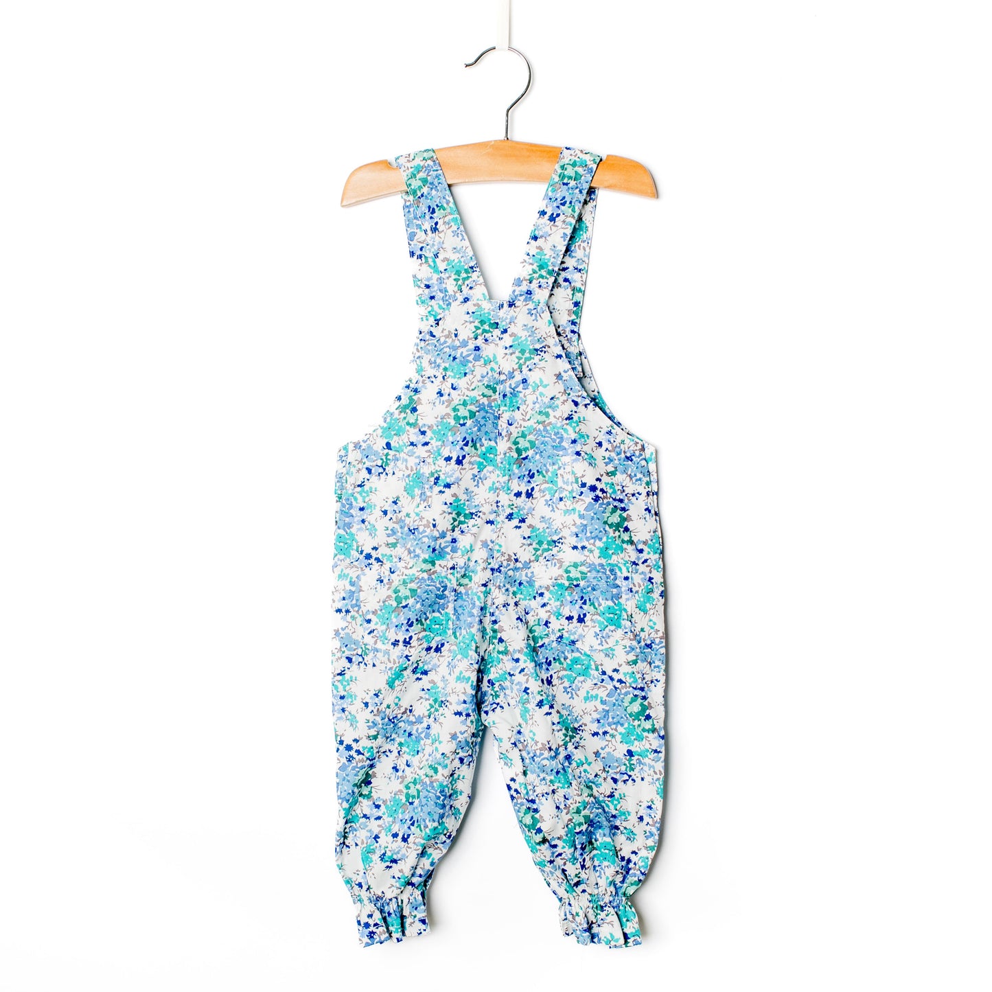 Calça jardineira estampada