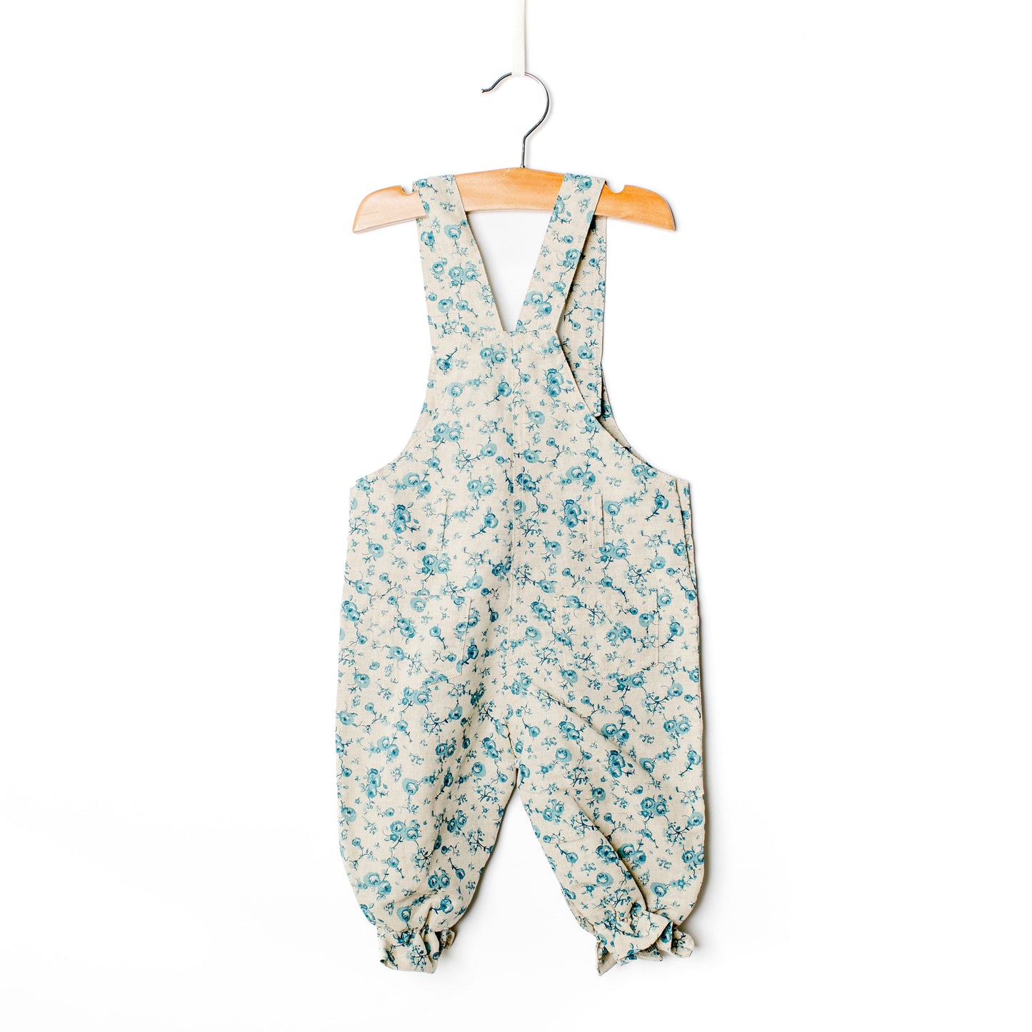 Calça jardineira estampada