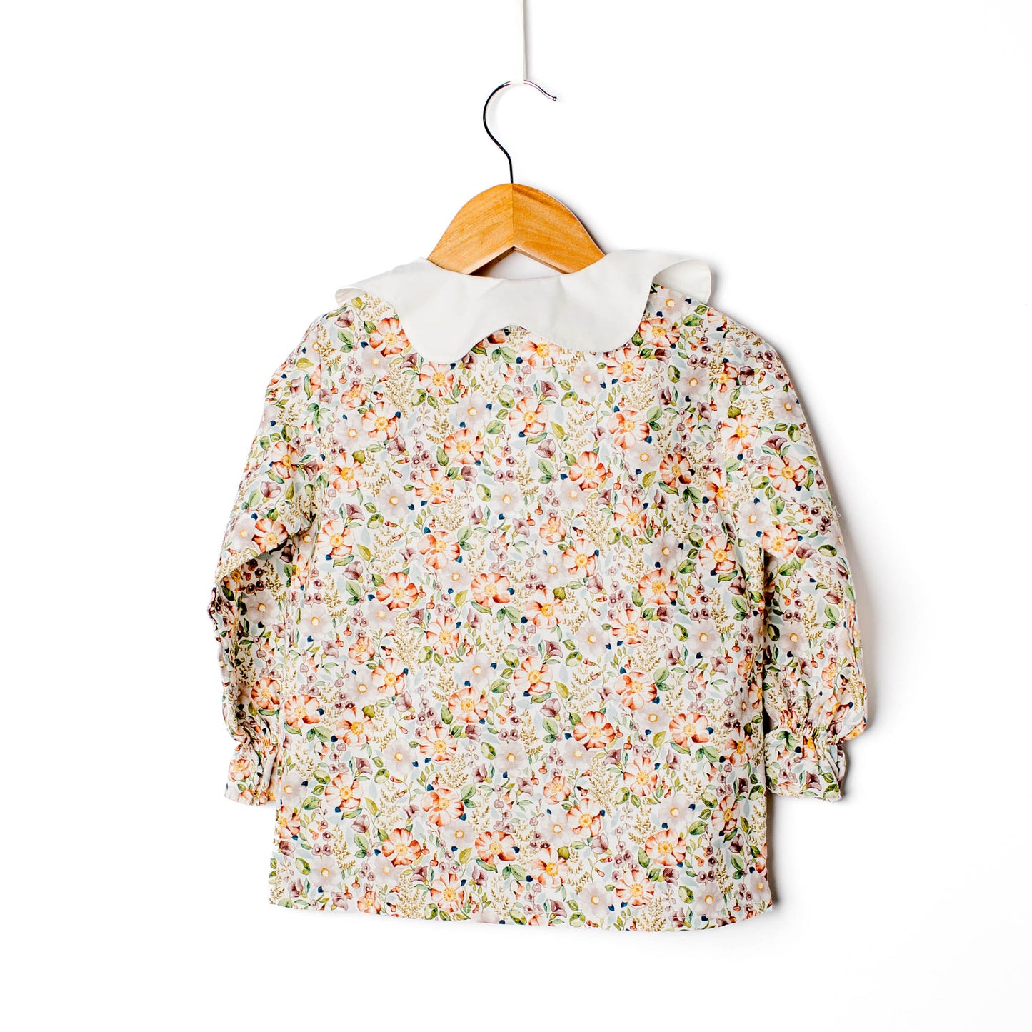 Blusa menina flores gola recortada
