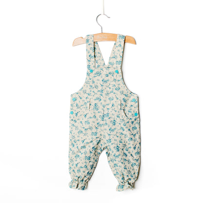 Calça jardineira estampada